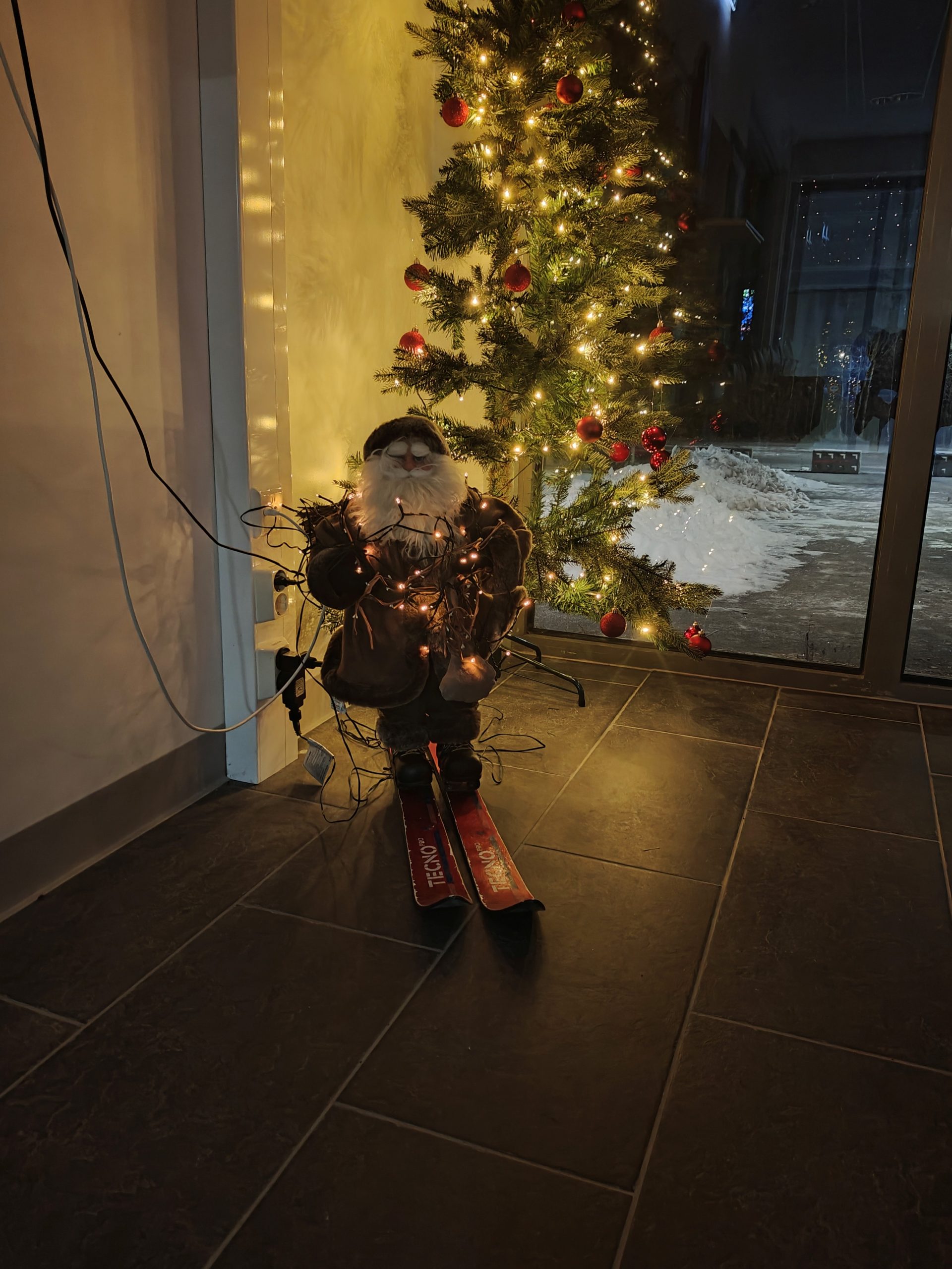 Poikkeuksia palvelupisteen/kassan aukioloajoissa.